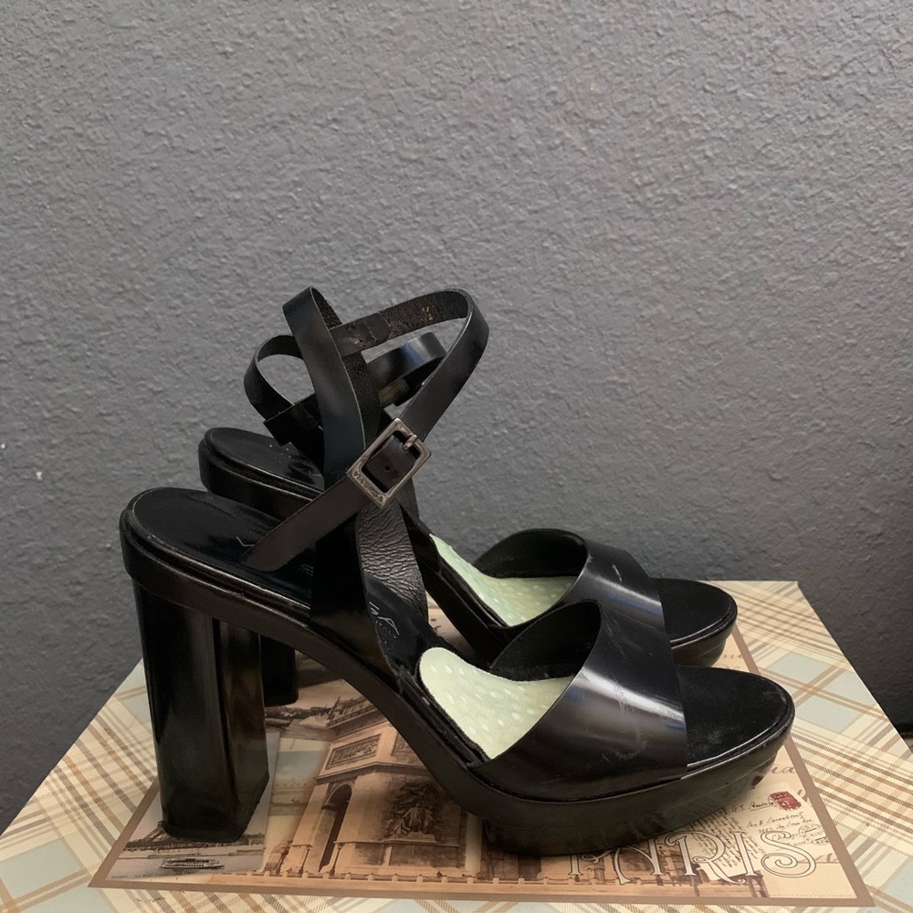🎱Black Strappy Heels🎱